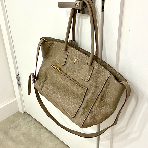 Authentic Prada leather bag in Taupe / cream - Picture 2 of 11